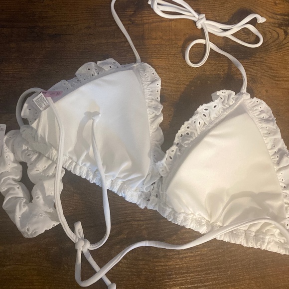 🎀4/$25🎀Beautiful White Bikini Top with matching Scrunchie! NWT! - Picture 4 of 4